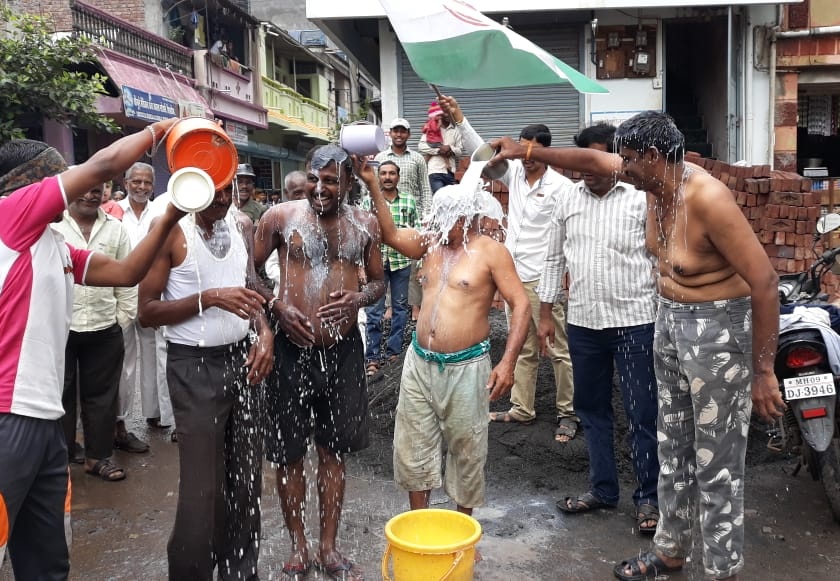 Kolhapur, Sangli district, the agitation of the movement is intense, activists of the organization are aggressive | Milk Supply कोल्हापूर जिल्ह्यात दुध आंदोलन तीव्र, संघटना आक्रमक, कार्यकर्त्यांला दुधाने अंघोळ