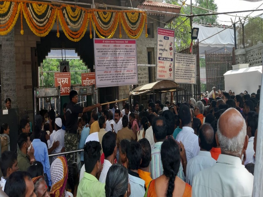Guru Purnima 2019 celebrations at Shirdi Sai Baba Temple | गुरुपौर्णिमेनिमित्त साईनगरीत भाविकांची गर्दी, व्हीआयपी दर्शन बंद