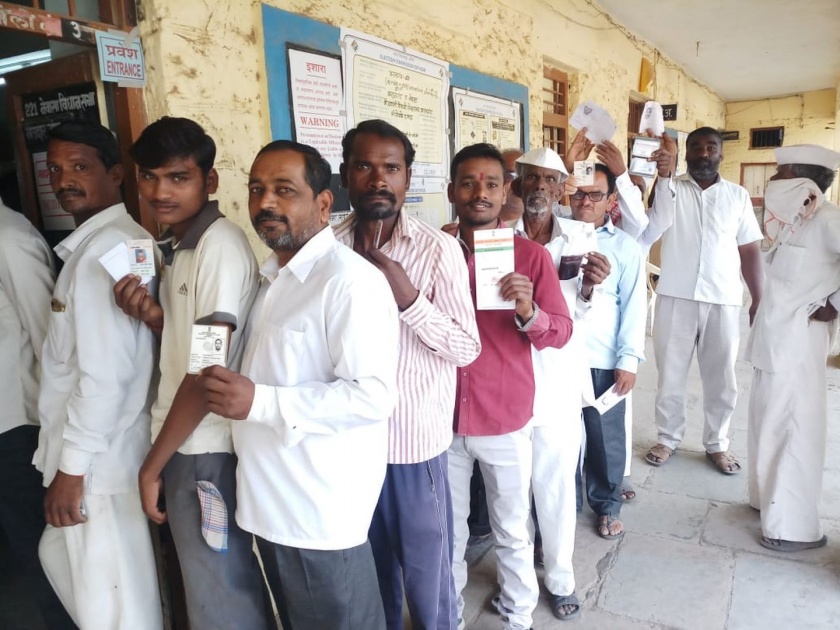 Lok Sabha Election 2019 : technical issues in the voting machines in shirdi | शिर्डीतल्या मतदान केंद्रांवर मशीन बंद पडल्याचे प्रकार, निवडणूक अधिकाऱ्यांची उडाली तारांबळ