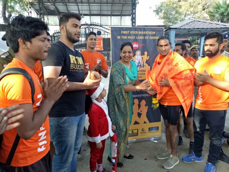 Brij Sharma from Mumbai went to Shirdi for the promotion of the Sai International Marathon, 250 km away in 43 hours. | साई इंटरनॅशनल मॅरेथॉनच्या प्रचारासाठी मुंबईहून निघालेले ब्रिज शर्मा शिर्डीत दाखल, 250 किमी अंतर 43 तासात केलं पार