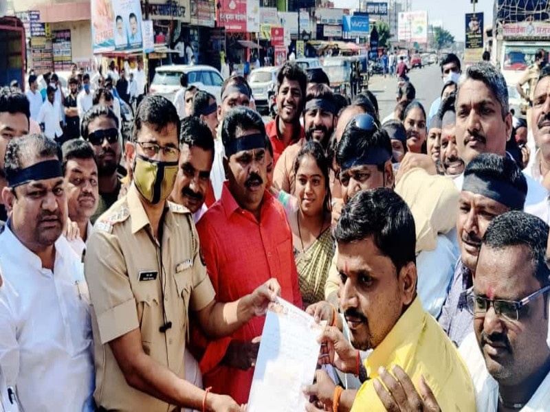 Intense protest against MLA Ashok Pawar through road blocks in Sanaswadi | आमदार अशोक पवार यांना धमकीचा सणसवाडीत रास्ता रोकोद्वारे तीव्र निषेध
