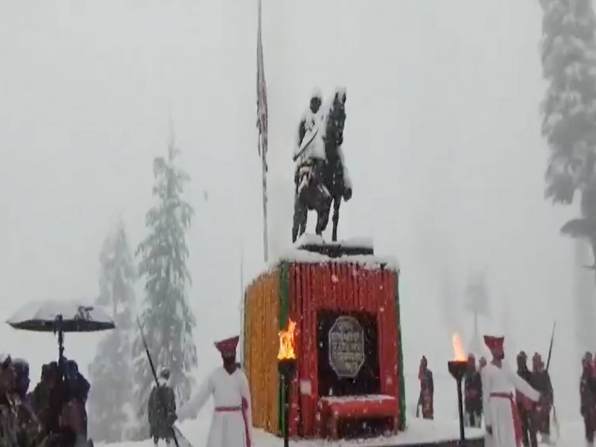 indian army in kupwara jammu kashmir pay tribute on chhatrapati shivaji maharaj jayanti 2024 | सर्वत्र बर्फ, उणे तापमान, हिमवर्षाव; काश्मीर खोऱ्यात जवानांची शिवरायांना अनोखी मानवंदना!