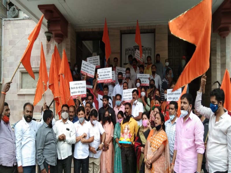 Shiv Sena's agitation in front of Municipal Corporation for starting tank at ward level in Pune | पुण्यात वॉर्डस्तरावर हौद सुरू करण्याच्या मागणीसाठी शिवसेनेचे महापालिकेसमोर आंदोलन