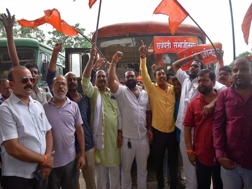 Shiv Sena did protest against the state government by putting Chhatrapati Sambhaji Nagar placards on ST buses in akola | एसटी बसेसवर लावली छत्रपती संभाजीनगरची पाटी; शिवसेनेचे आंदोलन करून राज्य शासनाचा केला निषेध