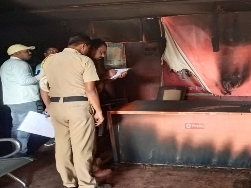 Shiv Sena office burned, Akkalkuwa closed | अक्कलकुवा येथे निवडणुकीचे पडसाद..... शिवसेना कार्यालय जाळले, अक्कलकुवा बंद