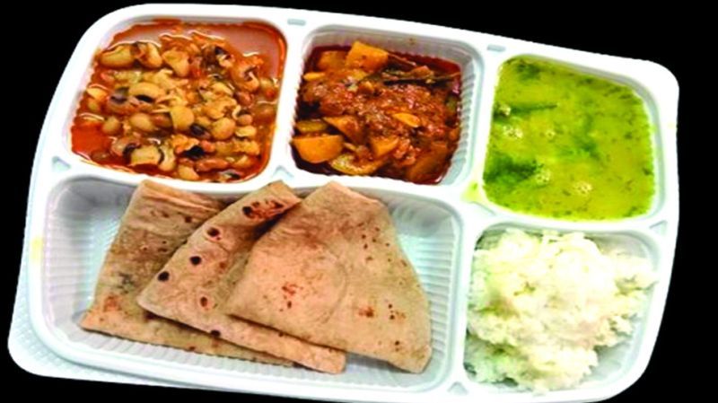 Due to ‘lockdown’ passed on; 'Shiva Bhojan' plate to give bread! | ‘लॉकडाऊन’मुळे रोजी गेली; रोटी देणार ‘शिवभोजन’ थाळी!