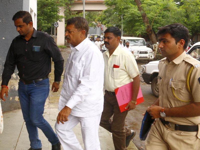 Conditional bail given to bribery Shivaji Chumbhale | लाचखोर शिवाजी चुंभळे यांना सशर्त जामीन