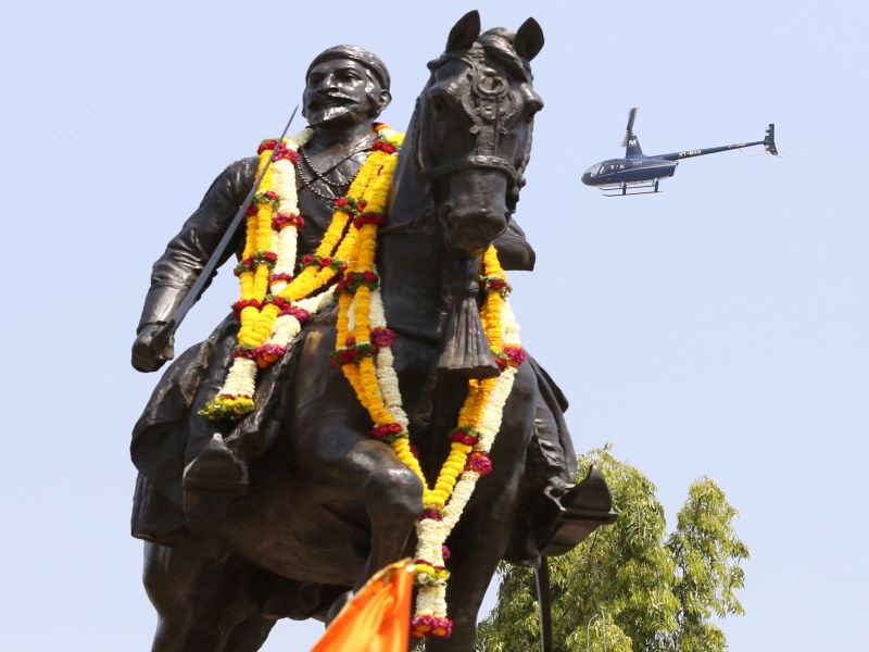 Chhatrapati Shivaji Maharaj's great tribute to Sardar's descendants, helicopter to flowers | शिवछत्रपतींना सरदारांच्या वंशजांकडून भव्यदिव्य मानवंदना, हेलिकॉप्टरमधून पुष्पवृष्टी