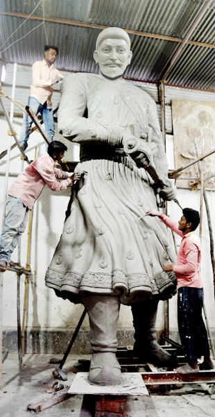 Lokmat Exclusive; Chhatrapati Chhatrapati is the first statue of the idol! | Lokmat Exclusive; सोलापुरात प्रथमच साकारतेय छत्रपतींची एकवीस फुुटी मूर्ती !