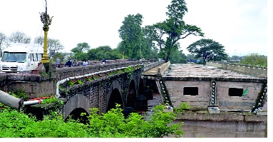 Kolhapur: Recover extra cost from bridge officer: Nathji Powar | कोल्हापूर : पुलाचा वाढीव खर्च अधिकाऱ्यांकडून वसूल करा : नाथाजी पोवार