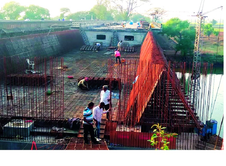 Work of Kolhapur Shivaji Bridge stopped; Contractor's decision: objection to sub-agents | कोल्हापूर शिवाजी पुलाचे काम बंद; ठेकेदाराचा निर्णय : उपअभियंत्यावर आक्षेप