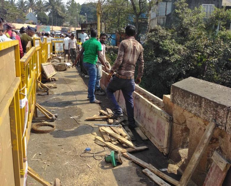 Kolhapur: Bus accident due to accident of driver: Chandrakant Dada Patil, Shivaji bridge traffic should make a viable decision | कोल्हापूर : चालकाच्या चुकीमुळे बस दुर्घटना :चंद्रकांतदादा पाटील, शिवाजी पुलावरील वाहतुकीबाबत सर्वांनी मिळून व्यवहार्य निर्णय घ्यावा