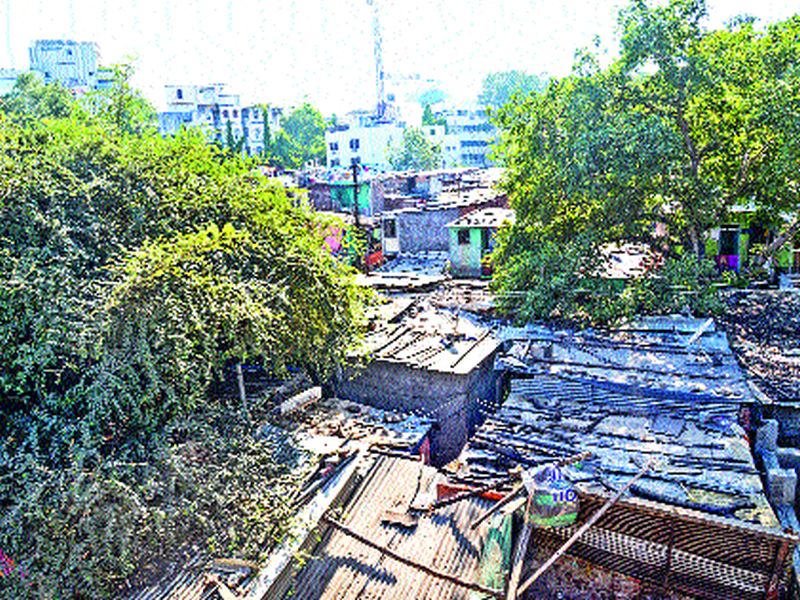 Hathoda houses in Shivajinagar railway station area | शिवाजीनगर रेल्वे स्थानक परिसरातील घरांवर हातोडा