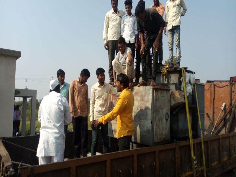 farmers returned Transformer in shivapur | शिरपूरमध्ये जुना, कमी क्षमतेचा ‘ट्रान्सफॉर्मर’ शेतकऱ्यांनी केला परत