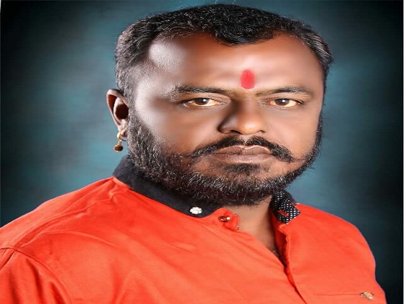 Shiv Sena worker commits suicide by shooting herself in Dharur | धारूरमध्ये गोळी झाडून घेत शिवसेनेच्या कार्यकर्त्याची आत्महत्या 