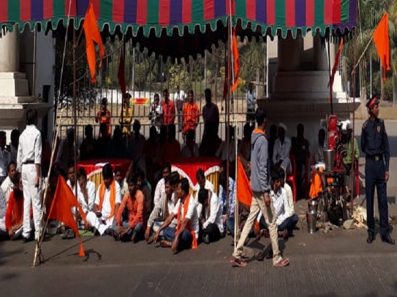 Shiv Sena's 'Rasavanti Movement' in front of the Sugar Complex of Pune | पुण्यातील साखर संकुलसमोर शिवसेनेचे 'रसवंती आंदोलन'