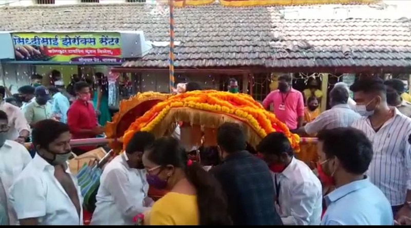 Shiva-era Devbhet ceremony in an emotional atmosphere | शिवकालीन देवभेट सोहळा भावपूर्ण वातावरणात