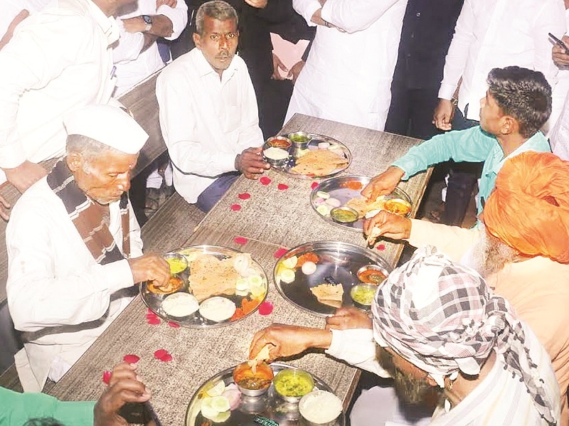 Shivabhojan ends within an hour in Beed; Only 880 needy benefits in 11 days | बीडमध्ये तासाभरातच संपते शिवभोजन; मर्यादित सेवा असल्याने अनेकांचा हिरमोड