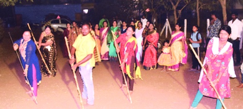 Women taking lessons from Shivakal masculinity in Solapur | Shivaji Jayanti 2020; सोलापुरातील महिला घेताहेत शिवकालीन मर्दानी खेळाचे धडे