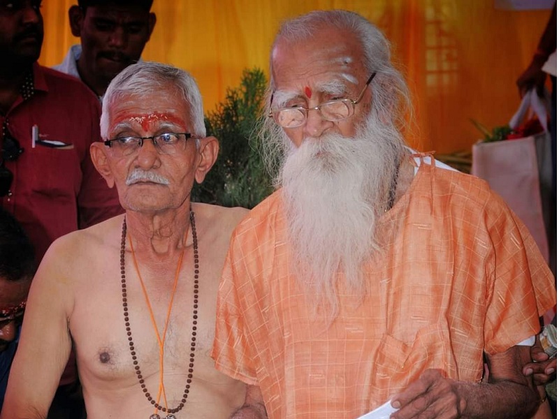 Babu Swami, the first disciple of Shivling Shivacharya Maharaj at Nanded | 'मूठभर तांदूळ अन् मूठभर मुगदाळ'; शिवलिंग शिवाचार्य महाराजांची निस्वार्थ सेवा करणारे शिष्य बाबू स्वामी भावूक