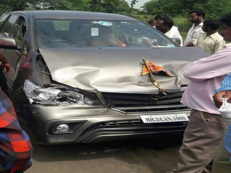 Nationalist Dr. Shivalinga Shivchacharya's car accident, tractor haul car on Ahmedpur-Udgir road | राष्ट्रसंत डॉ. शिवलिंग शिवाचार्य महाराज यांच्या कारला अपघात, अहमदपूर-उदगीर मार्गावर ट्रकला धडकली कार