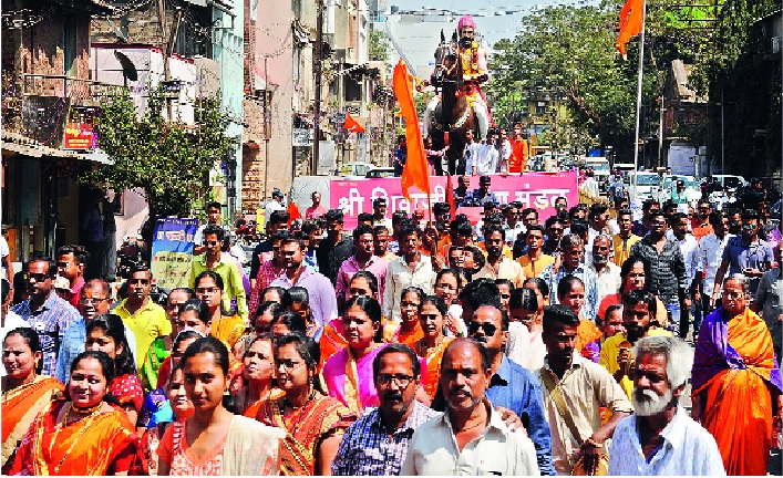 Shivrajaya's victory over Karveeran: procession of Shiva Jayanti | करवीरनगरीत शिवरायांचा जयघोष : शिवजयंतीनिमित्त पुतळ्याची मिरवणूक