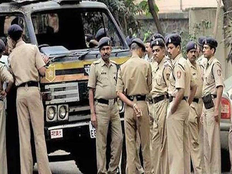 Shiv Sena MLA protects police | शिवसेना आमदारांना पोलीस संरक्षण