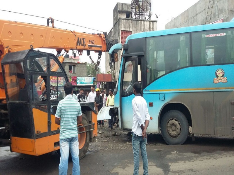 Shivneri bus stopped on highway at dehuroad | देहूरोड येथे महामार्गावरच बंद पडली शिवनेरी बस 