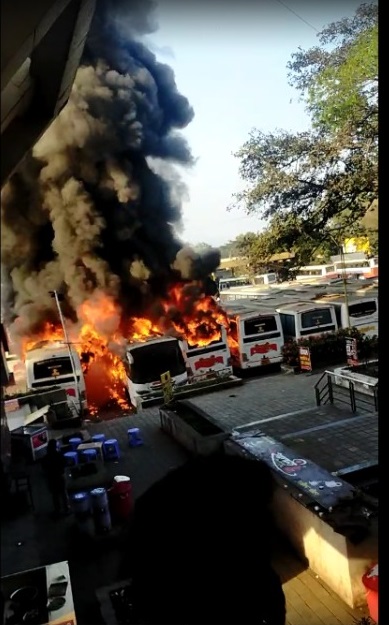 Five Shivshahi buses burnt to ashes at Satara bus stand | सातारा बसस्थानकात शिवशाहीच्या पाच बस जळून खाक