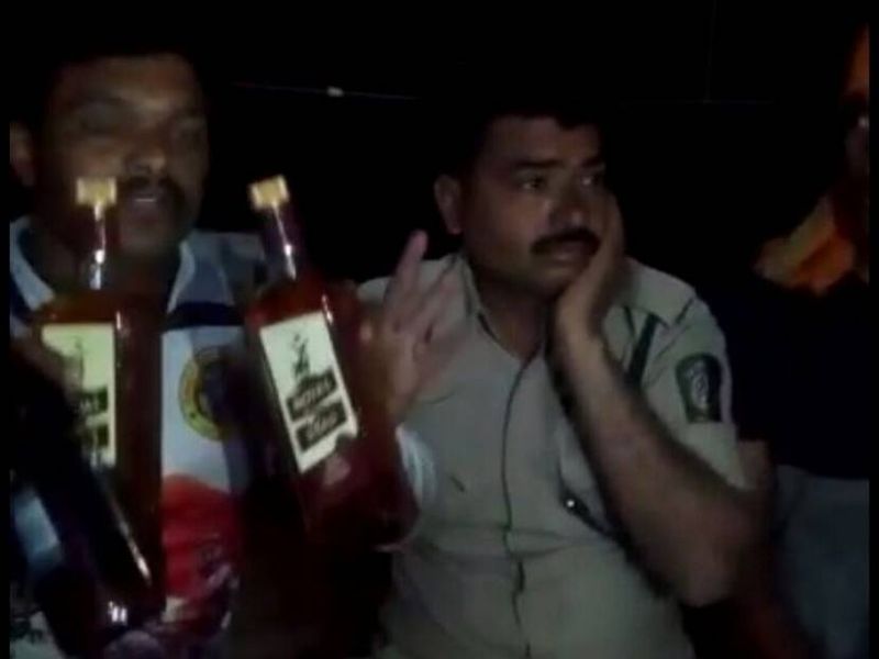 Forest officers found doing liquor party on Shivneri fort Shivjayanti | शिवनेरी किल्ल्यावर वनाधिकाऱ्यांची मद्यपार्टी; दोन जण निलंबित