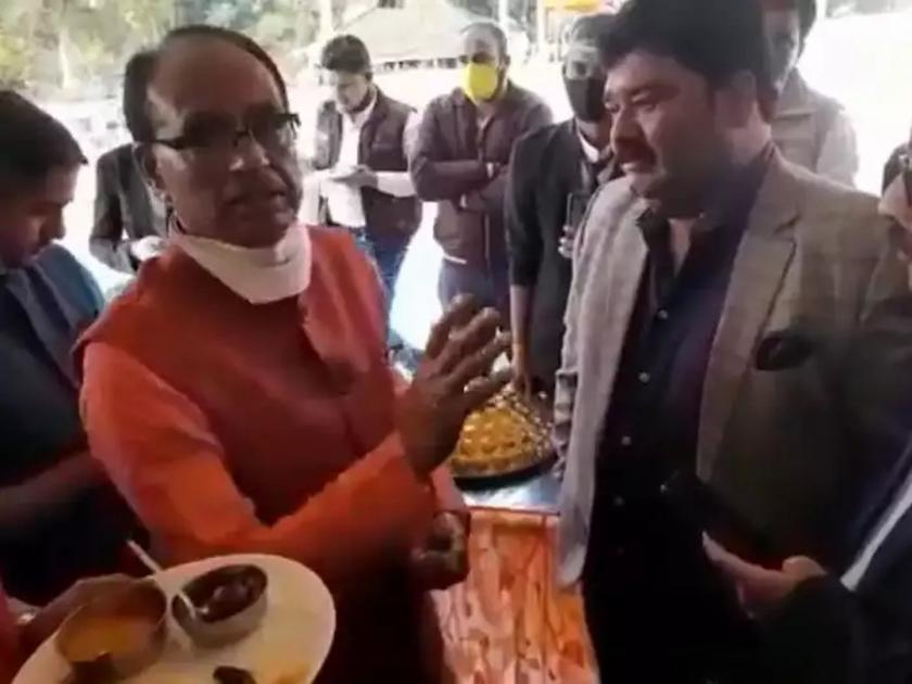 Bjp Came In Uttar Pradesh Little Competition In Uttarakhand Video Of Shivraj Singh Chouhan Goes Viral | भाजपच्या मुख्यमंत्र्यांनी सांगितला निवडणुकांच्या निकालाचा अंदाज; काँग्रेसचा आनंद गगनात मावेना