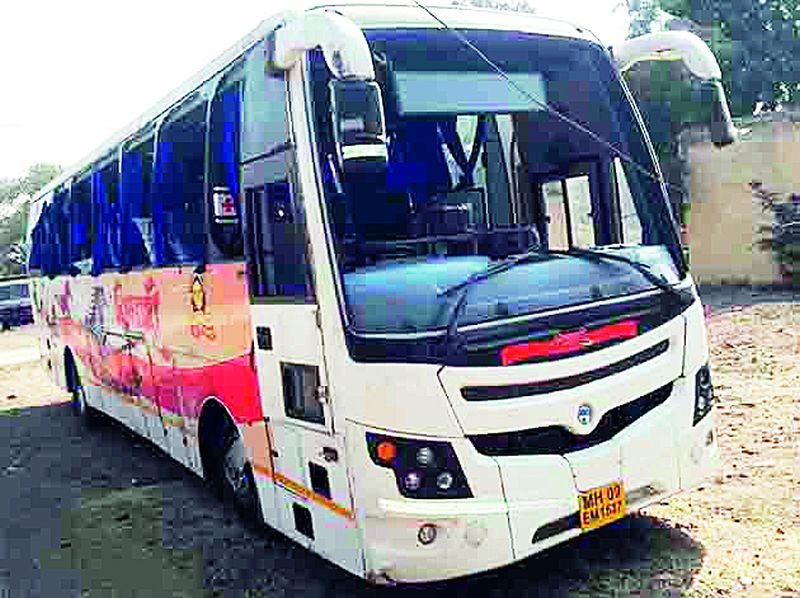 Chikhli-Deulgaon King; Shivshahi bus accident; Three injured | चिखली-देऊळगाव राजा दरम्यान शिवशाही बसला अपघात; तीन जखमी 
