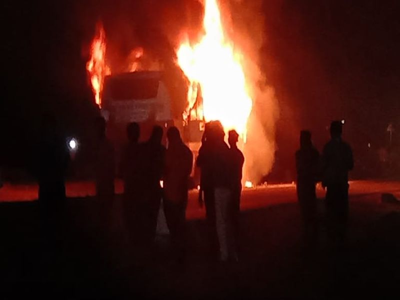 shivsainik bus fire at pandharpur miraj road | पंढरपुरातील सभेहून परतणाऱ्या बसला आग, 42 शिवसैनिक बचावले