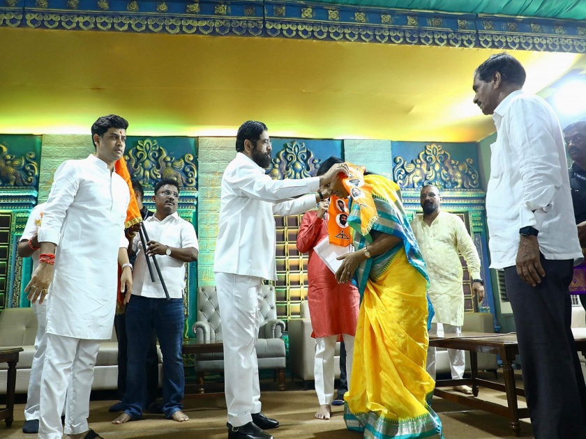 Kalyan Lok Sabha Constituency - Party Workers of Uddhav Thackeray group joined Shiv Sena in the presence of CM Eknath Shinde | कल्याणमध्ये ठाकरे गटाला मोठा धक्का; महिला जिल्हा संघटकांसह कार्यकर्त्यांचा शिवसेनेत प्रवेश