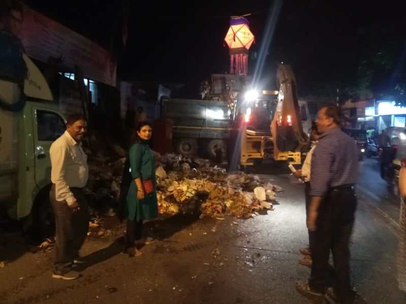 Shivsena corporators picked up the garbage of 3 day in Dahisar | शिवसेना नगरसेवक उतरले रस्त्यावर, दहीसरमध्ये 3 दिवस साचलेला कचरा उचलला
