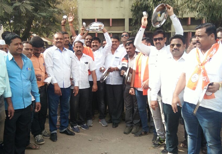 Shiv Sena has organized the plate Bajav agitation in front of Akola Supply Department | अकोला पुरवठा विभागासमोर  शिवसेनेने केले थाली बजाव आंदोलन