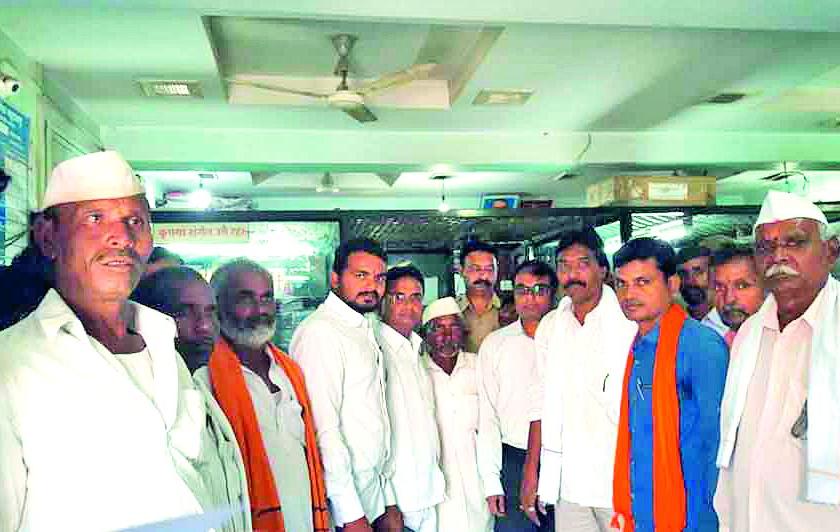 Lion Raja seized the Shiv Sena's bank officials | सिं. राजा येथे शिवसेनेचा बँक अधिकार्‍यांना घेराव