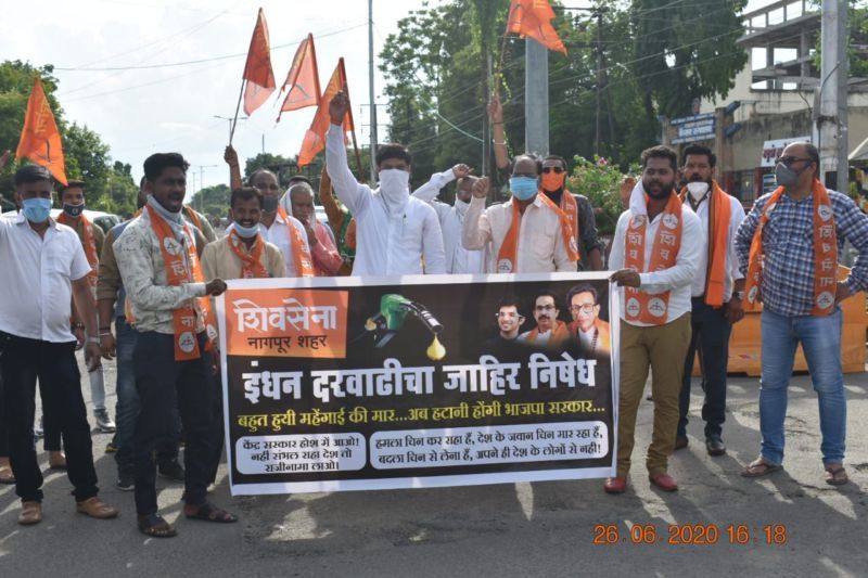Shiv Sena is aggressive against petrol-diesel price hike in Nagpur | नागपुरात पेट्रोल-डिझेल दरवाढविरोधत शिवसेना आक्रमक
