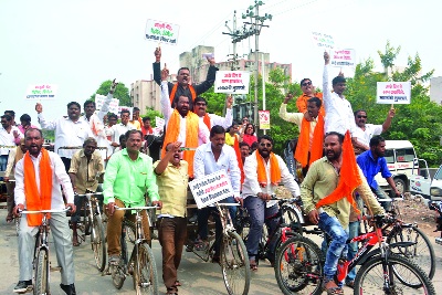 Petrol price hike; Shiv Sena's Rickshaw Morcha | पेट्रोल दरवाढ; शिवसेनेचा सायकल रिक्षा मोर्चा