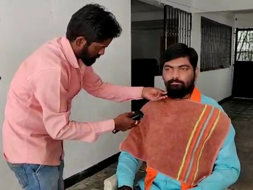 When a Shiv Sena worker shaves after three years | शिवसेनेचं सरकार आलं अन् तीन वर्षानंतर शिवसैनिकाने केली दाढी !