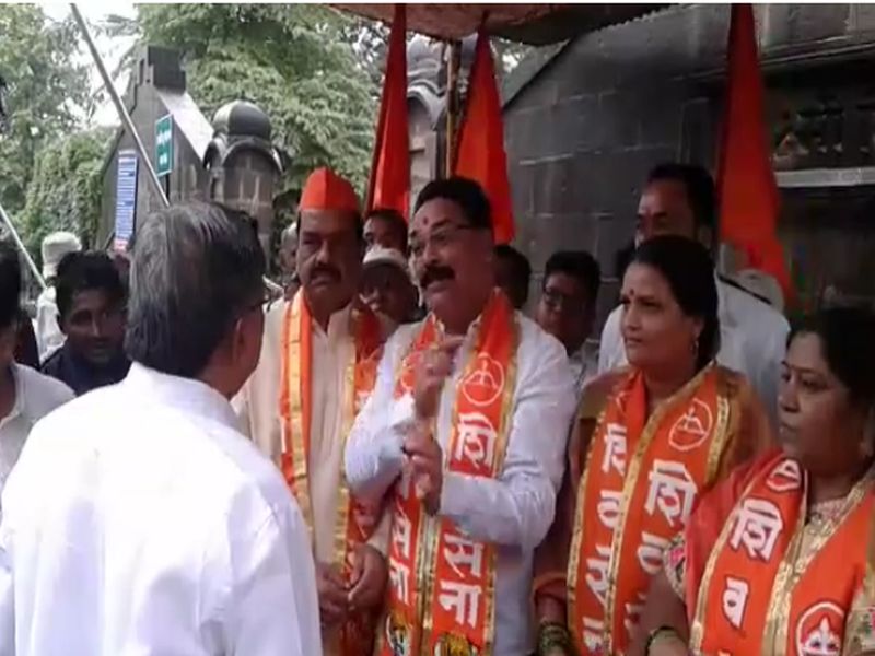 Shiv Sena's movement at the birthplace of Rajarshi Shahu Maharaj at Kolhapur | कोल्हापुरात राजर्षि शाहू महाराज जन्मस्थळी शिवसेनेचं आंदोलन