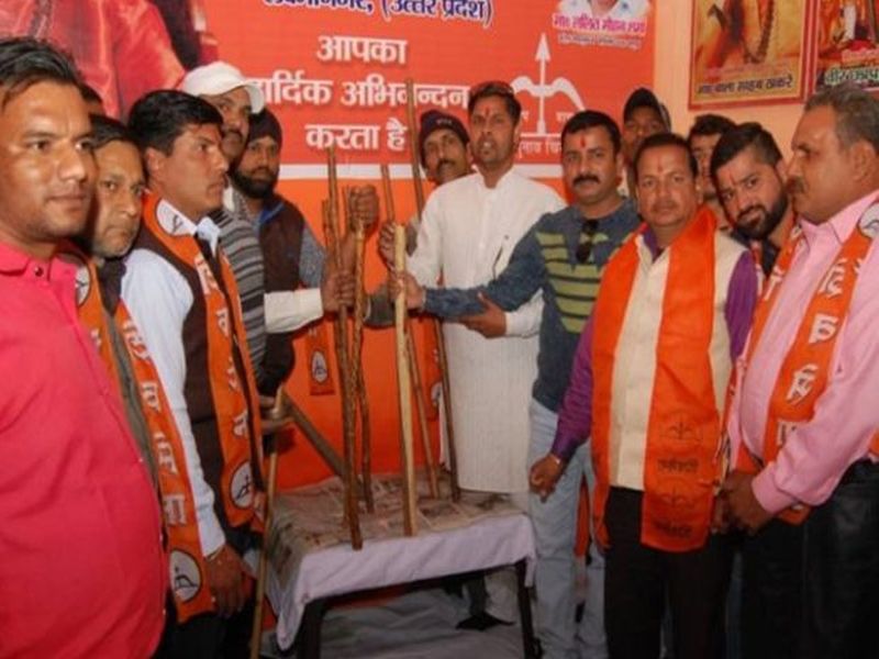 Shivsena workers does lathi poojan to oppose Valentine Day | 'व्हॅलेंटाइन डे'च्या विरोधात शिवसैनिकांनी केलं काठ्यांचं पूजन