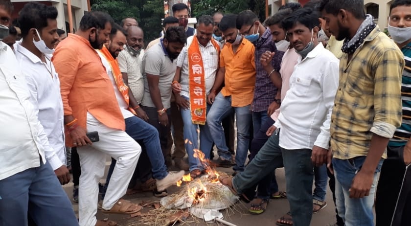 Shiv Sena's agitation against the Karnataka government in Nrusinhwadi | नृसिंहवाडीत कर्नाटक सरकारच्या विरोधात शिवसेनेचे आंदोलन