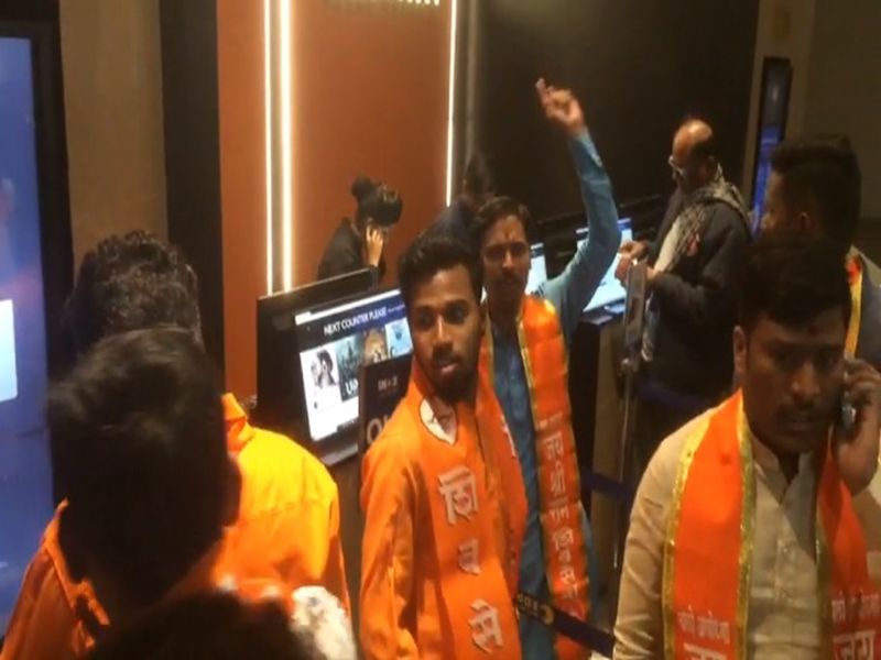 shivsena workers aggitate at inox vashi for not displayed poster of cinema thackeray | Thackeray movie : 'ठाकरे' सिनेमाचे पोस्टर न लावल्याने आयनॉक्समध्ये शिवसैनिकांचा गोंधळ