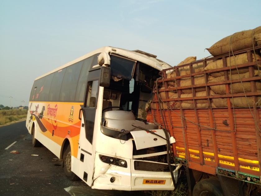 Shivaishi and truck accident; Nobody is injured | शिवशाहीची ट्रकला मागून धडक; कुणीही जखमी नाही