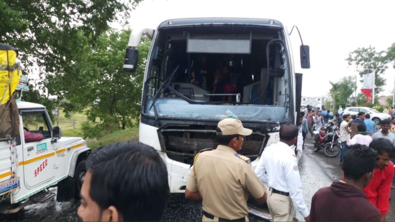 Shivshahi bus hit private vehicle , eight injured | शिवशाही बसची प्रवाशी वाहनास धडक : आठ जखमी