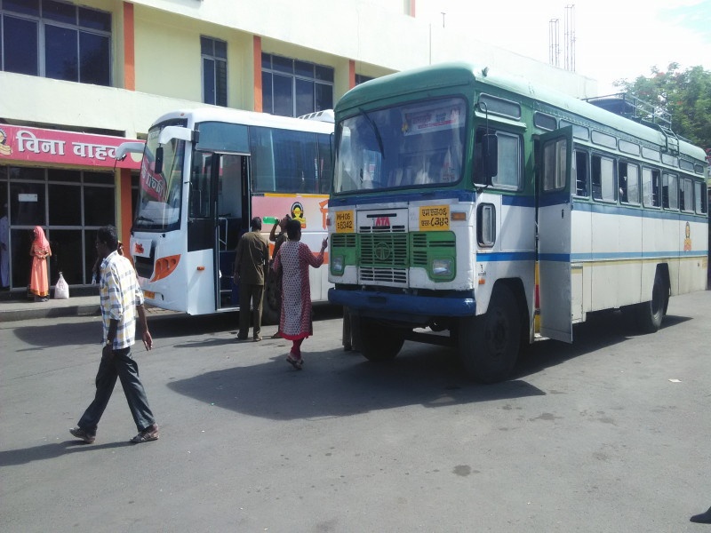 'Shivshahi' bus ticket rate create cash problem for passenger | ‘शिवशाही’च्या हट्टापायी प्रवाशांना भुर्दंड