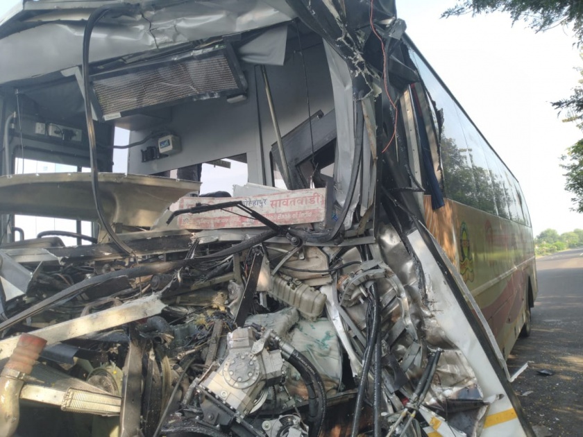 One person died and 16 others injured in Shivshahi bus accident in Kolhapur | कोल्हापूरात शिवशाही बसला अपघात, वाहकाचा मृत्यू तर १९ जण जखमी