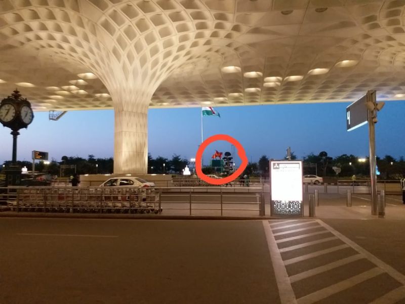 The statue of Chhatrapati Shivaji Maharaj was finally shifted to the International Airport | छत्रपती शिवाजी महाराजांचा पुतळा अखेर आंतरराष्ट्रीय विमानतळासमोर स्थलांतरित
