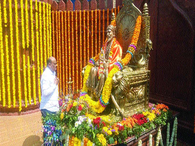 Shout praises to Shivaji Maharaj everywhere | शिवप्रेमींमध्ये जल्लोष, सर्वत्र शिवाजी महाराजांचा जयजयकार